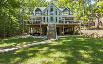 Photo 2 - Lake Wateree Vacation Home 4 Bedroom Home by Redawning
