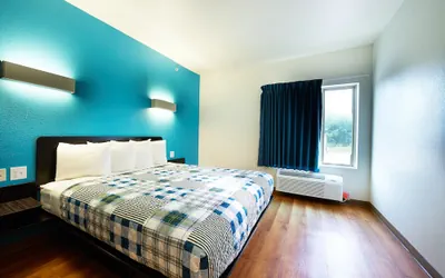 Photo 5 - Emblaze Hotel