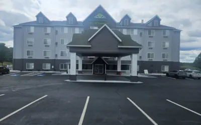 Wingate Suites by Wyndham Youngstown - Austintown