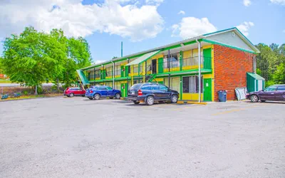 Photo 2 - OYO Hotel Calhoun, GA I-75