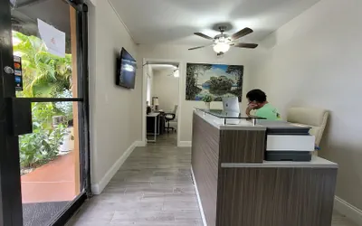 Photo 3 - Sunny Palms Inn