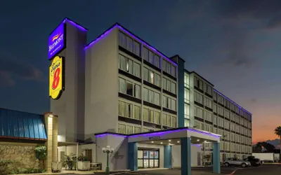 Photo 2 - Super 8 by Wyndham Laredo