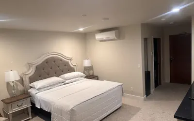 Photo 4 - Lakeview Hotel