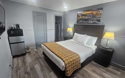 Photo 4 - Travelers Inn