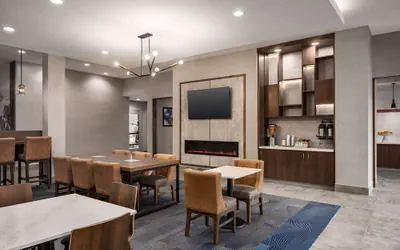 Photo 4 - La Quinta Inn & Suites by Wyndham Del Rio