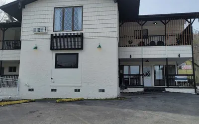 Photo 2 - Ski Mountain Lodge