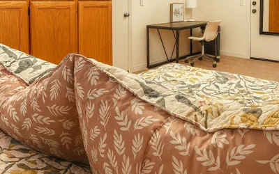 Photo 5 - Private bedroom in Western Horizon Home