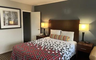 Photo 2 - Travelers Inn Eugene University