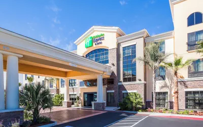 Photo 2 - Holiday Inn Express & Suites Eureka by IHG