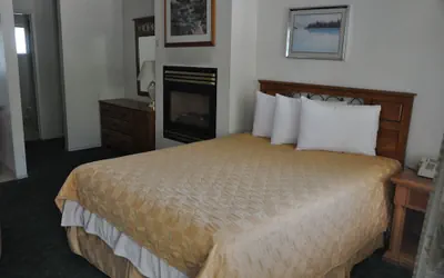 Photo 3 - Cedar Inn & Suites