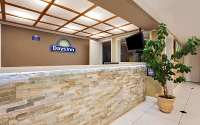 Photo 4 - Days Inn by Wyndham Lakewood South Tacoma