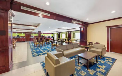 Photo 5 - Best Western Plus Pratt