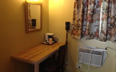 Photo 5 - Travelowe's Motel