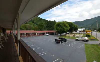 Photo 2 - Travelowe's Motel
