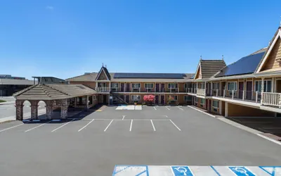 Photo 2 - Ramada Bayside Inn & Suites Eureka