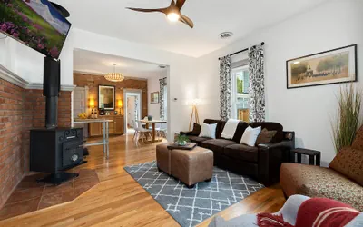 Photo 2 - Lola House! Cozy Comfort, Prime Old Town Location