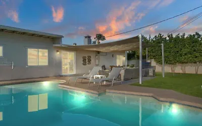 Photo 2 - Amazing 4-bdrm W/backyard Paradise in Scottsdale!