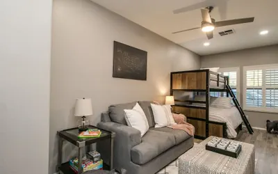 Photo 3 - Luxury Scottsdale 5 Bdrm W/pool and Hot Tub!