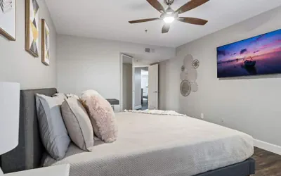 Photo 4 - Beautiful Newly Remodeled 2-bdrm Biltmore Condo!