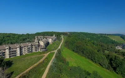 Seven Springs 1 Bedroom Deluxe Condo, Pet Friendly! by RedAwning