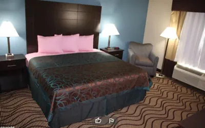 Photo 4 - La Plaza Inn & Suites