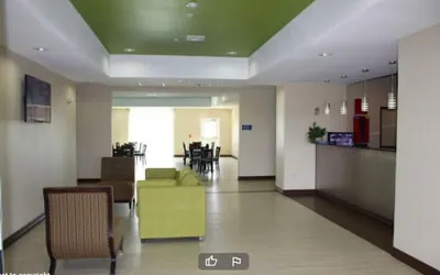 La Plaza Inn & Suites