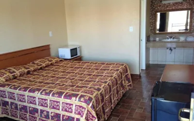 Photo 2 - Royal Inn Motel, Compton CA