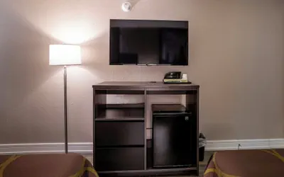 Photo 5 - Super 8 by Wyndham Rockford South