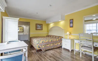 Photo 4 - Edgewater Inn