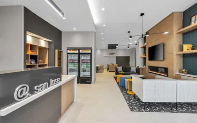 Photo 4 - La Quinta Inn & Suites by Wyndham San Jose Airport-Downtown