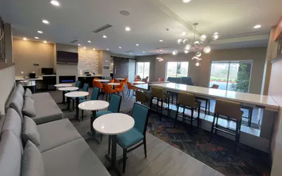 Photo 4 - La Quinta Inn & Suites by Wyndham Sulphur (Lake Charles)
