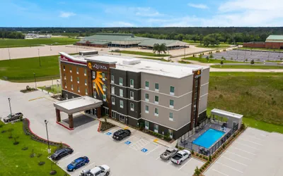 Photo 2 - La Quinta Inn & Suites by Wyndham Sulphur (Lake Charles)