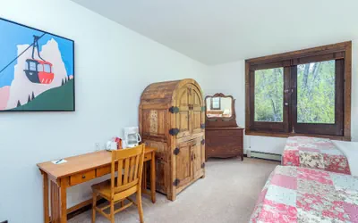 Photo 4 - Manitou Lodge 3 Hotel Room by Alpine Lodging Telluride