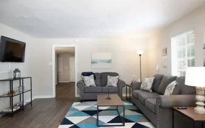 Photo 3 - Comfy Convenient Home 4bdrm Wifi Long Stays