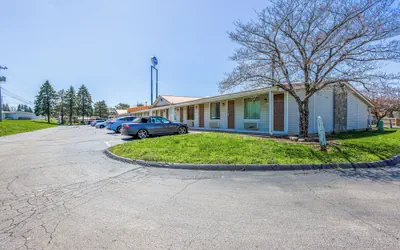 Photo 2 - Cozy Garden Inn By OYO Hwy 40 Richmond