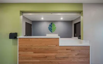 Photo 3 - Woodspring Suites Milwaukee - Menomonee Falls