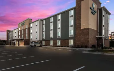 Photo 2 - Woodspring Suites Milwaukee - Menomonee Falls