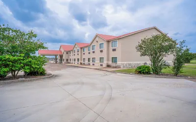 Photo 2 - Days Inn & Suites by Wyndham Beeville