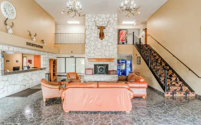 Photo 3 - Days Inn & Suites by Wyndham Beeville