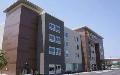 Photo 2 - La Quinta Inn & Suites by Wyndham Manchester / Arnold AFB