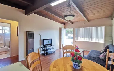 Photo 5 - Comfy 2BR 1Bath Apartment near HWY580-80