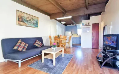 Photo 2 - Comfy 2BR 1Bath Apartment near HWY580-80
