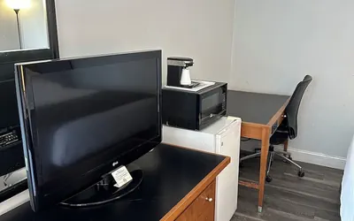 Photo 4 - Travel Inn & Suites