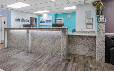 Photo 3 - Travelodge by Wyndham Livonia/Canton/Novi Detroit Area