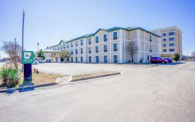 Photo 2 - Ark Suites By OYO Jonesboro I-555