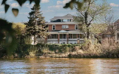 Photo 2 - Goldsmith's Riverfront Inn