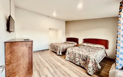 Photo 4 - The Express Inn