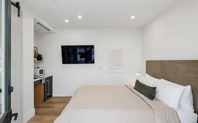 Photo 2 - Casa Jardin, a ZenStay Hotel