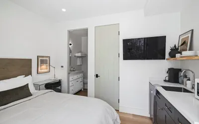 Photo 3 - Casa Jardin, a ZenStay Hotel