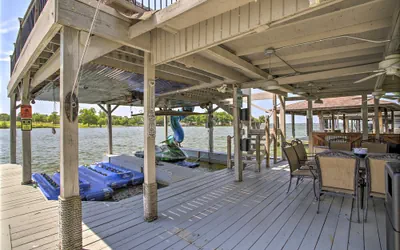 Photo 5 - Waterfront Lake Home w/ Deck - New Renovations!